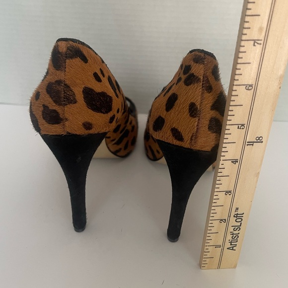 GUESS Cheetah Print Peep Toe Heels with Black Accents - Picture 4 of 5